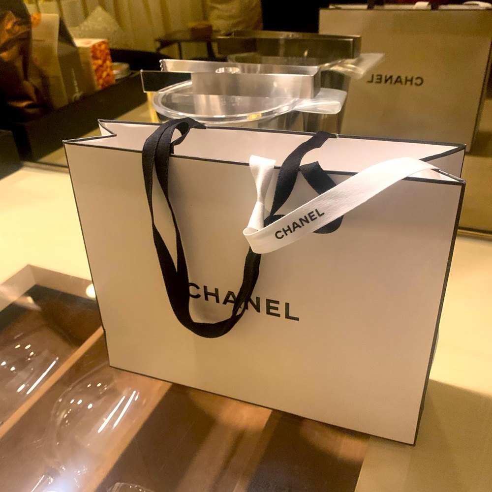 CHANEL Elegant White and Black Gift Bag, authentic, brand new, mid size